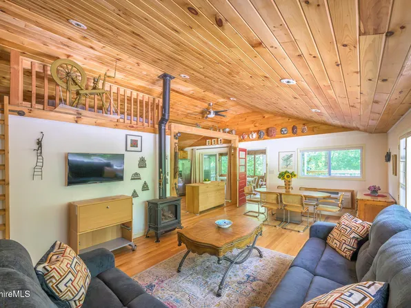 2 Woods Rd, Stockbridge, MA 01262
