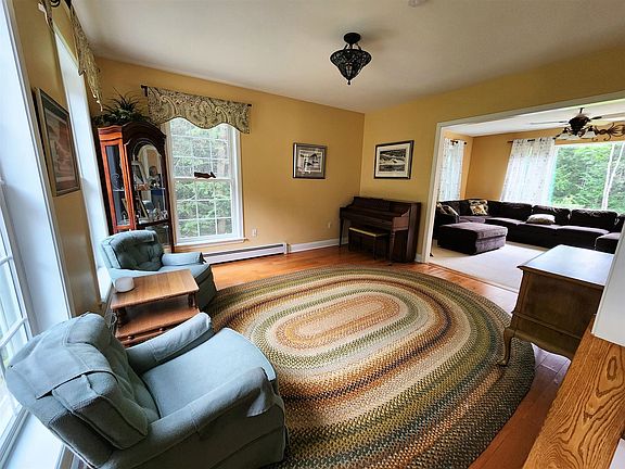 4th image of 24 Surrey Ln