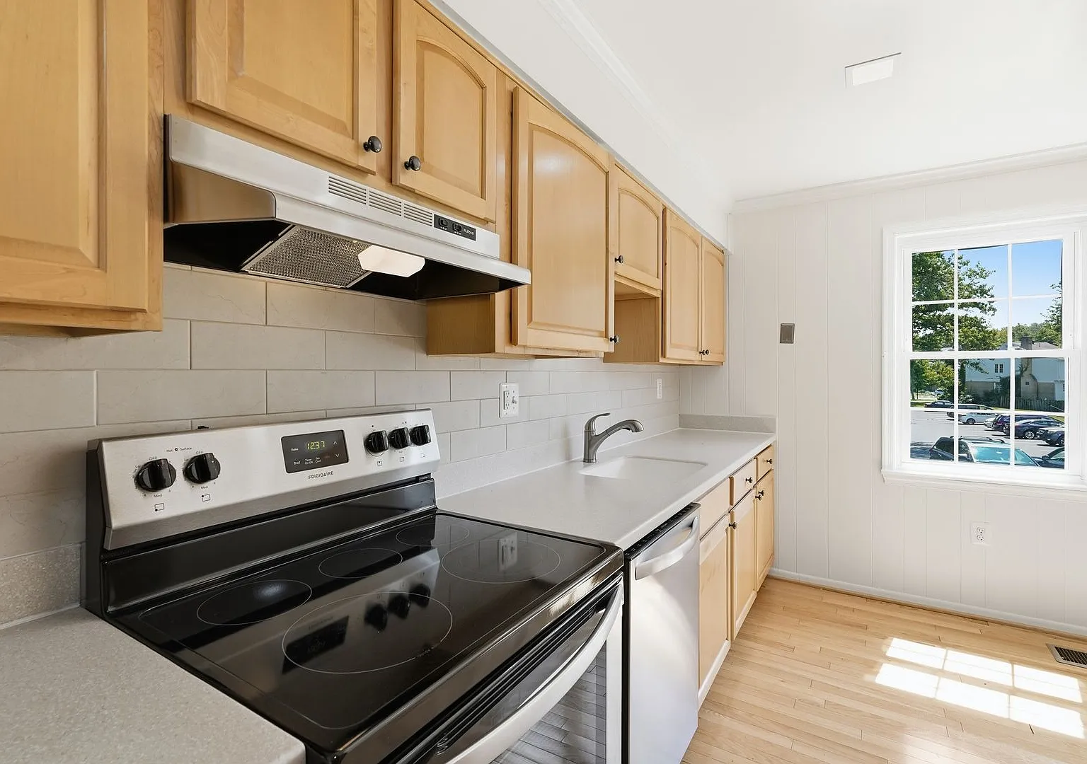 Beautifully Updated Townhome in Burke Station Square — Photo 3