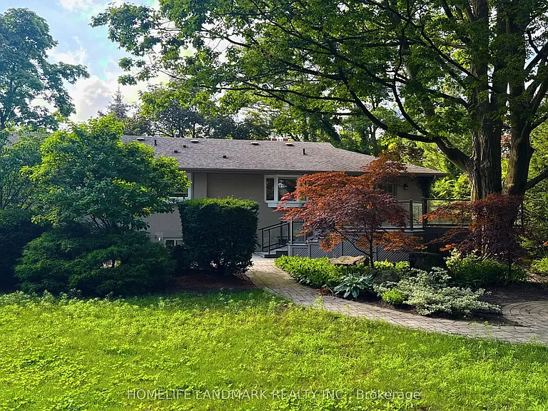 2062 Glenforest Cres — Photo 21