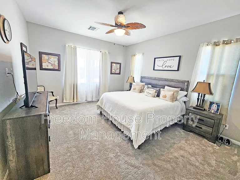 4901 Fairwood Ct — Photo 32