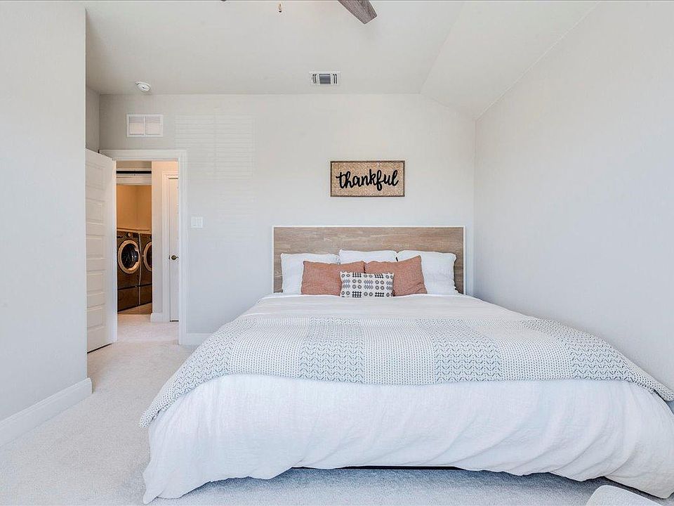 1st image of 484 Bayberry Cir