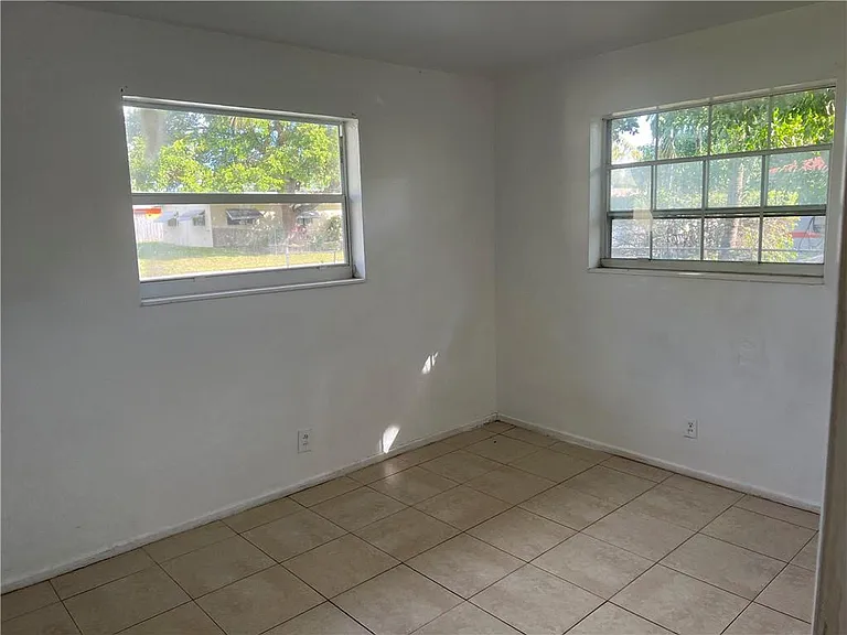 10 NW 19th St — Photo 11