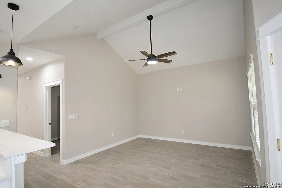 3 bed, 2.0 bath, 1000 sqft, $1,600 — Photo 2