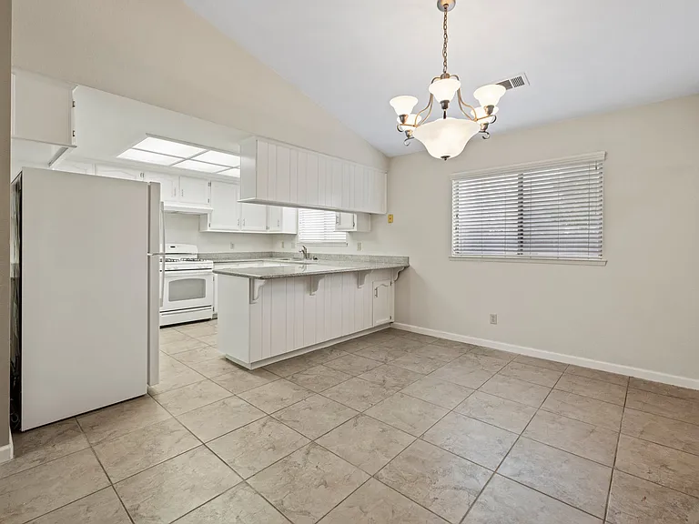 1812 W Wren Dr — Photo 4