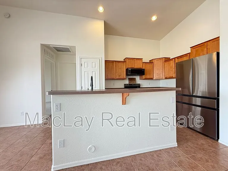 8311 S 23rd Pl — Photo 4