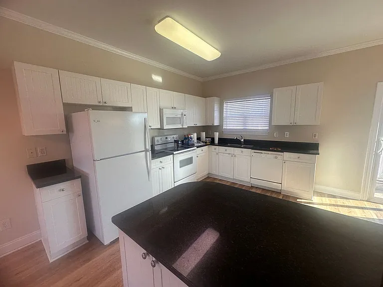 399 N New River Dr #C — Photo 7
