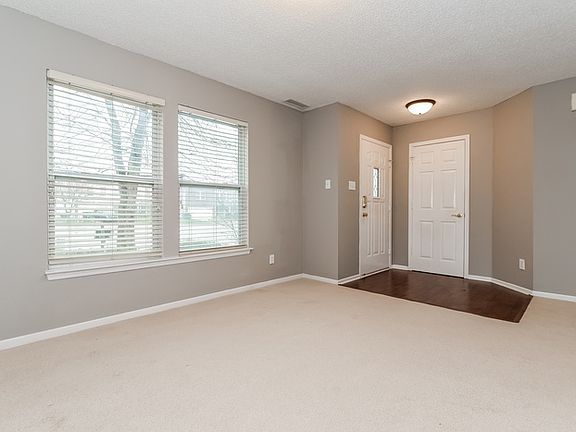 3rd image of 6865 Maywood Cir