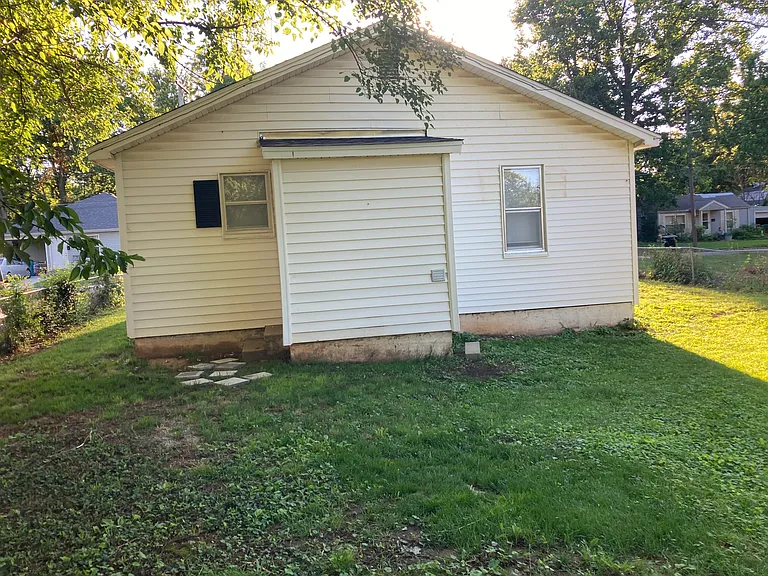 2100 N Park Ave — Photo 16