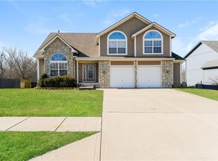 718 Ridge Crest Dr, Raymore, MO 64083