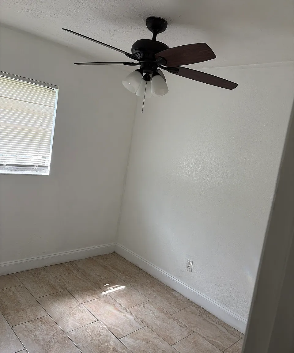 3 bed, 816 sqft, $1,800 — Photo 2