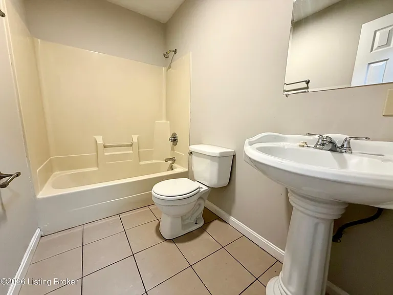 254 E Davis St #D — Photo 6
