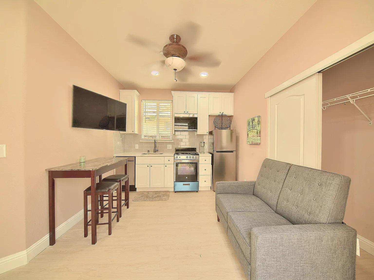 1 bed, 400 sqft, $1,600 — Photo 2