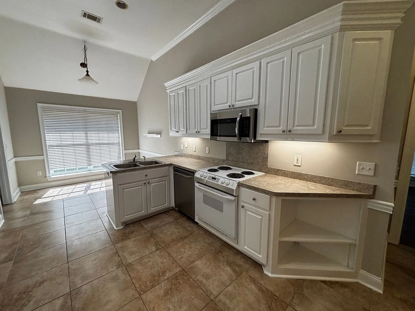 410 Abbey Woods Brandon, MS — Photo 4