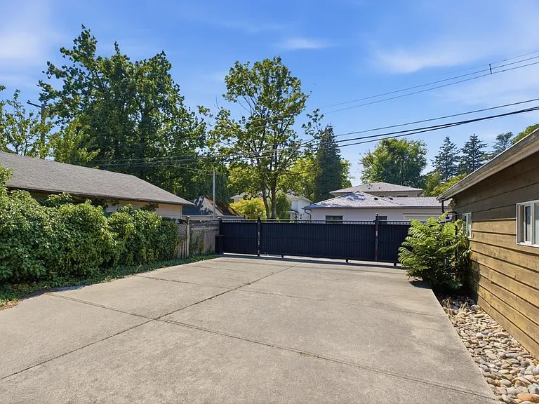 5809 Granville St — Photo 24