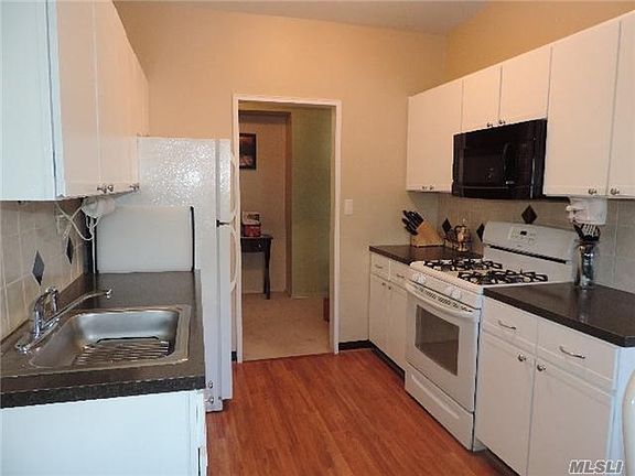 4th image of 125 Hempstead Gardens Dr APT Q2c