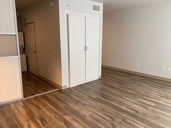 4th image of 1929 Columbia St #402-1