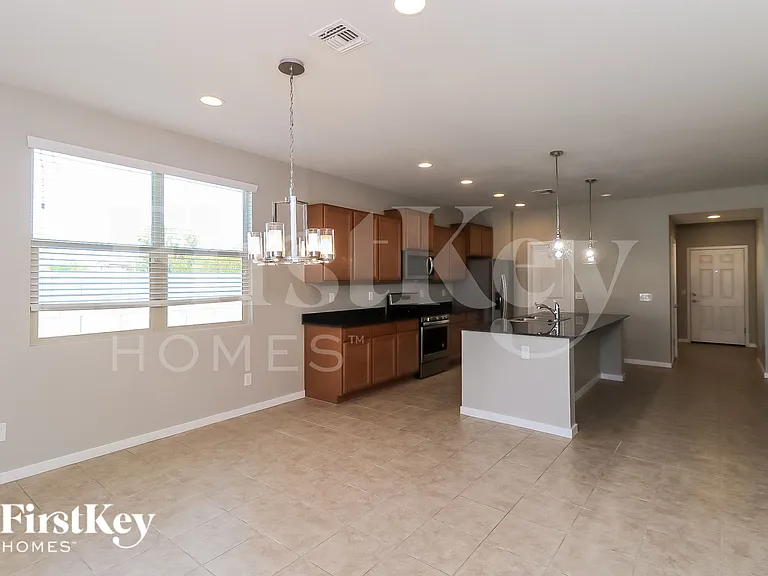 4052 S 101st Ln — Photo 5
