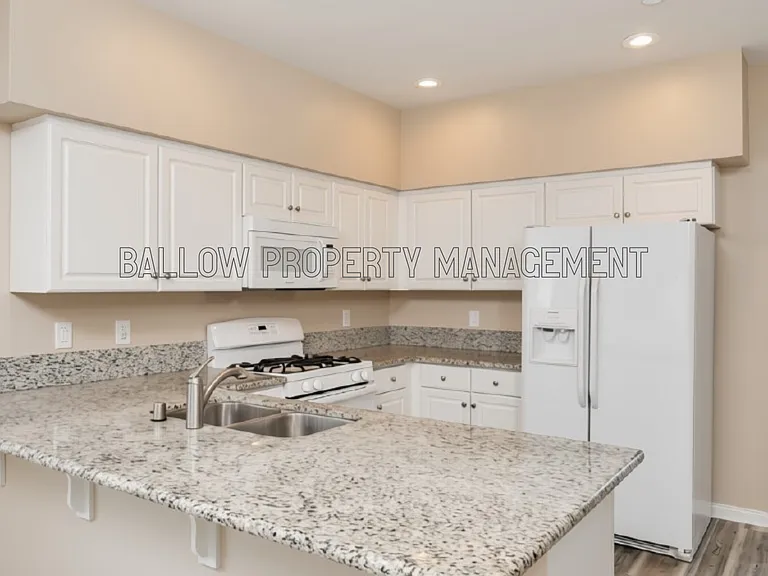 1327 Holly Ave — Photo 2