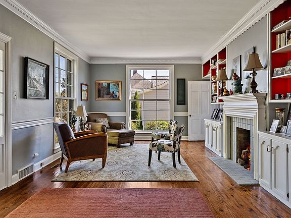 5th image of 307 W Main St