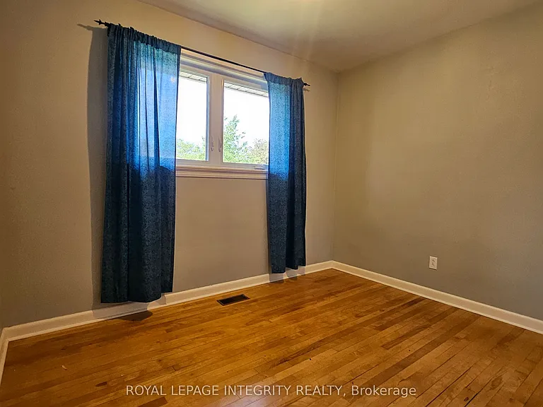 1764 Gage Cres — Photo 8