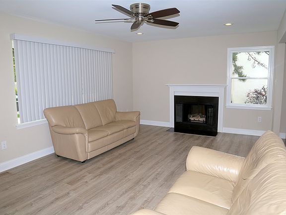 4th image of 305 Seashell Ln