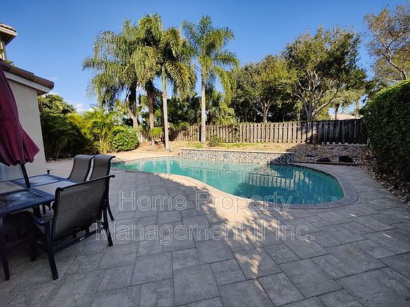 4th image of 4842 Victoria Cir