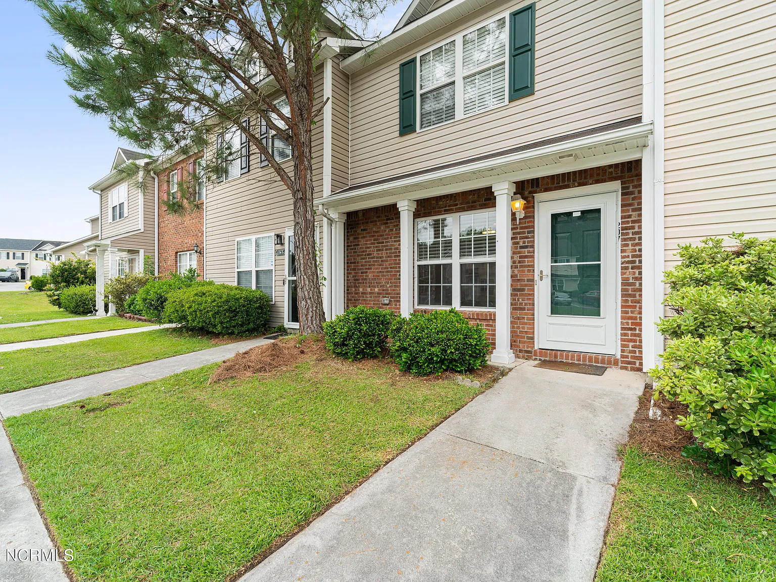2 bed, 2.5 bath, 992 sqft, $1,195 — Photo 3