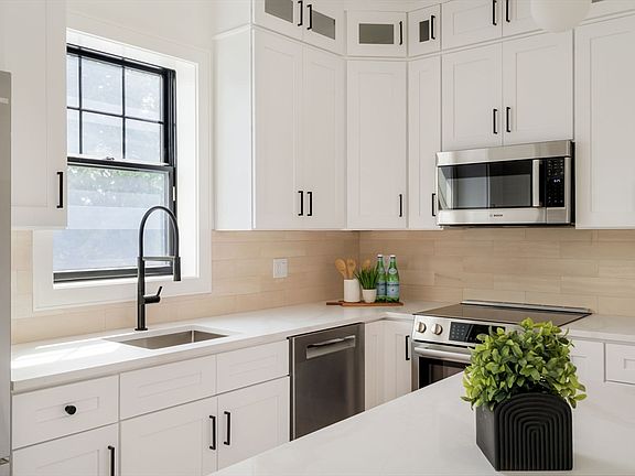 4th image of 387 Norfolk St #3