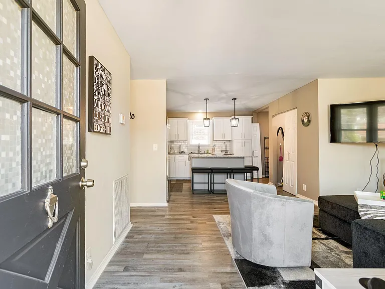 2706 Combs Dr — Photo 2