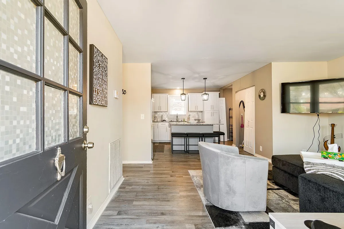 Building Photo - 2706 Combs Dr
