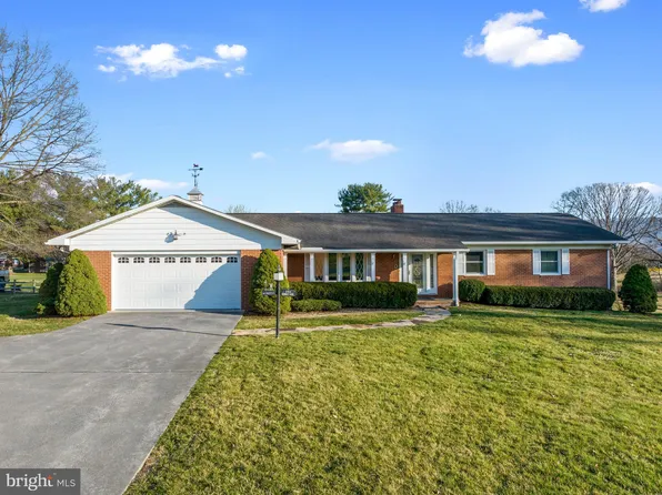 242 N Summit Ave, Woodstock, VA 22664