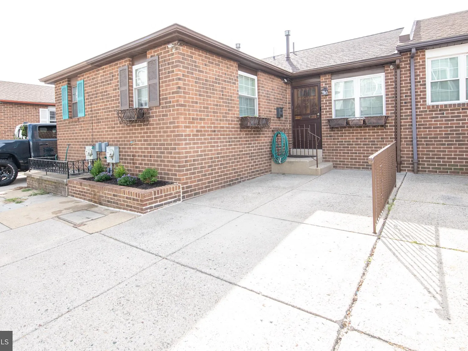 2 bed, 1.5 bath, 1086 sqft, $2,100 — Photo 2
