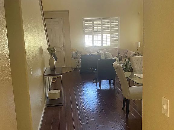 4th image of 992 Yosemite Dr