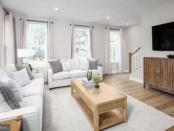 2nd image of 93B Destrier St