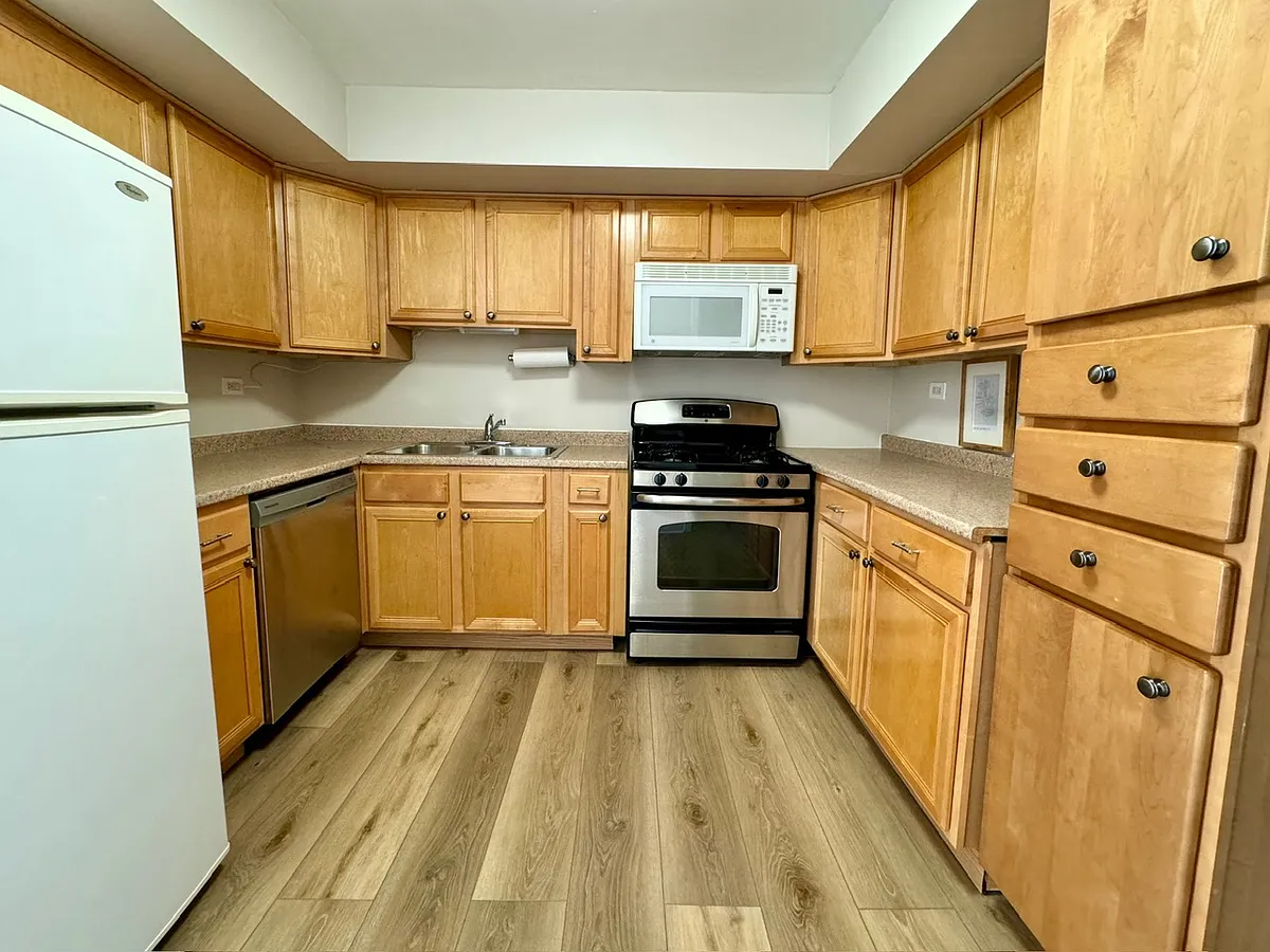 Building Photo - 1105 Holiday Ln #7