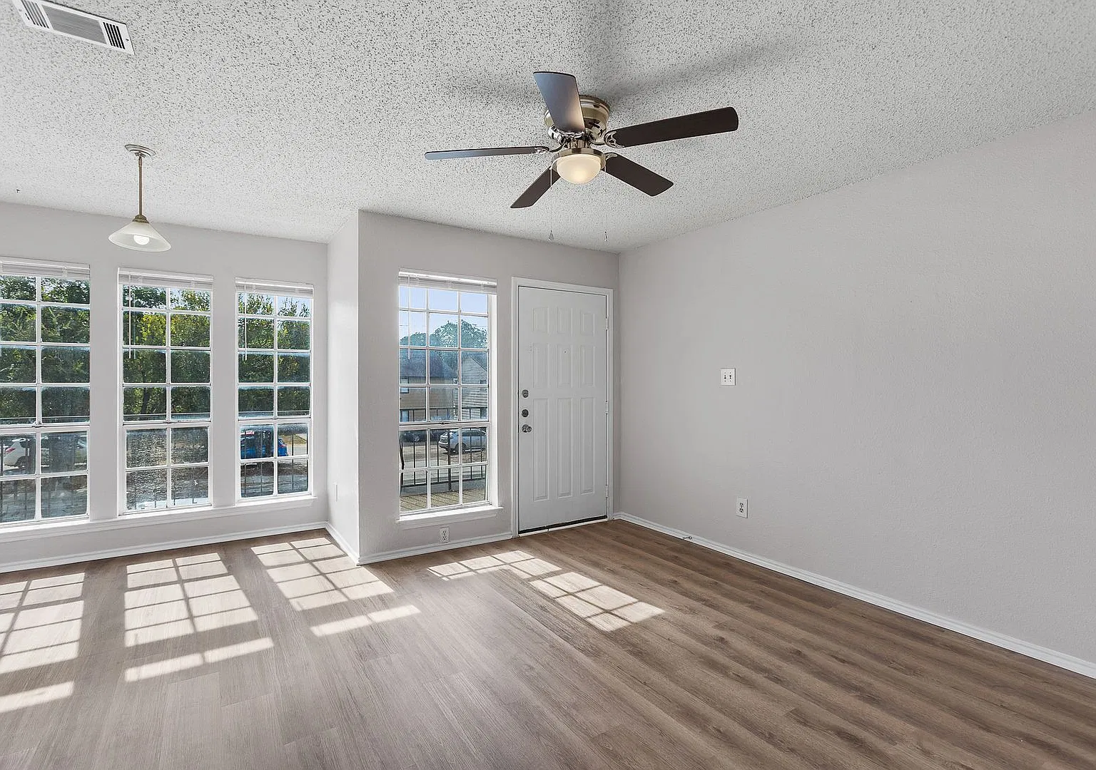 3 Bedroom/2 Bath Apartment - Washer/Dryer Included - 50% off First Month's rent! — Photo 2