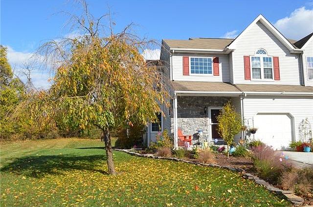 Lovely end unit with bonus parking