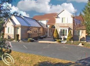 9279 Thornhill Dr, Clarkston, MI 48348