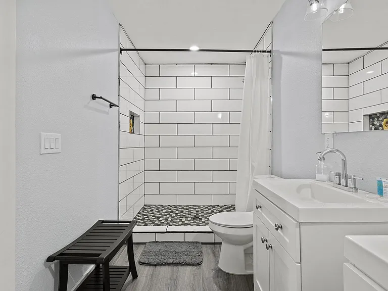 Main bedroom bathroom
