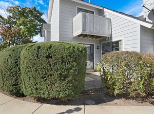 625 Dunham Rd, Gurnee, IL 60031