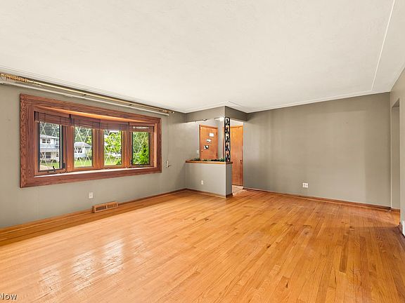 4th image of 447 Stafford Dr