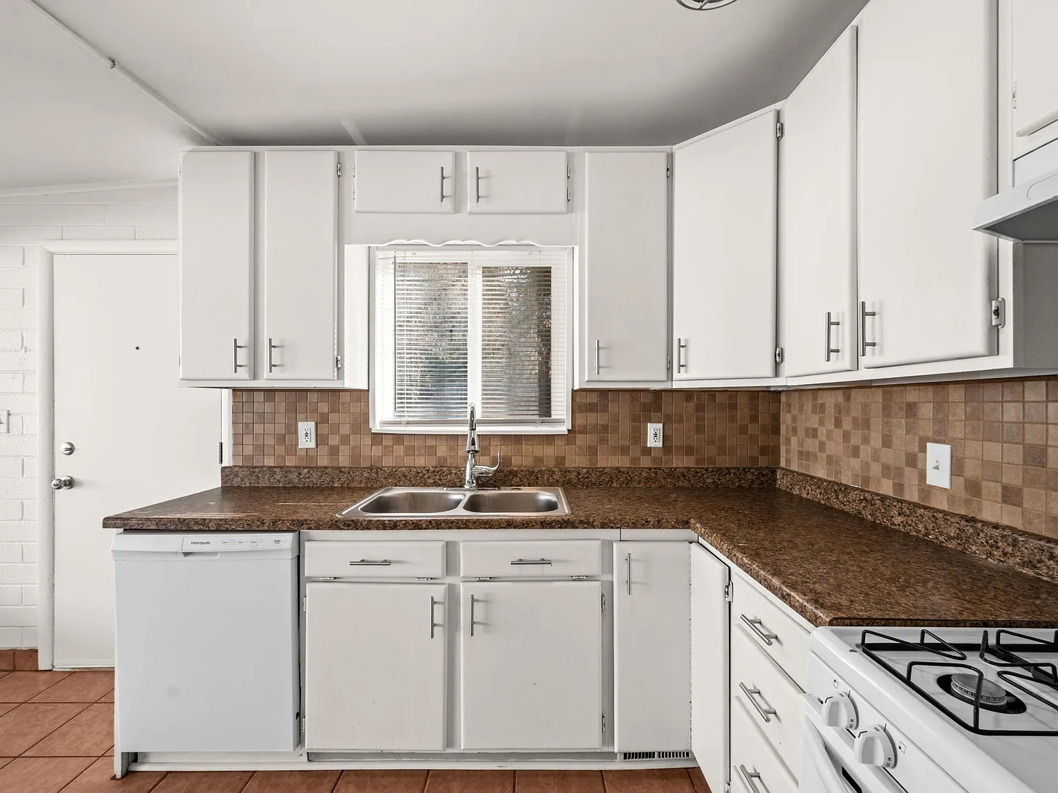 2 bed, 950 sqft, $1,650 — Photo 3