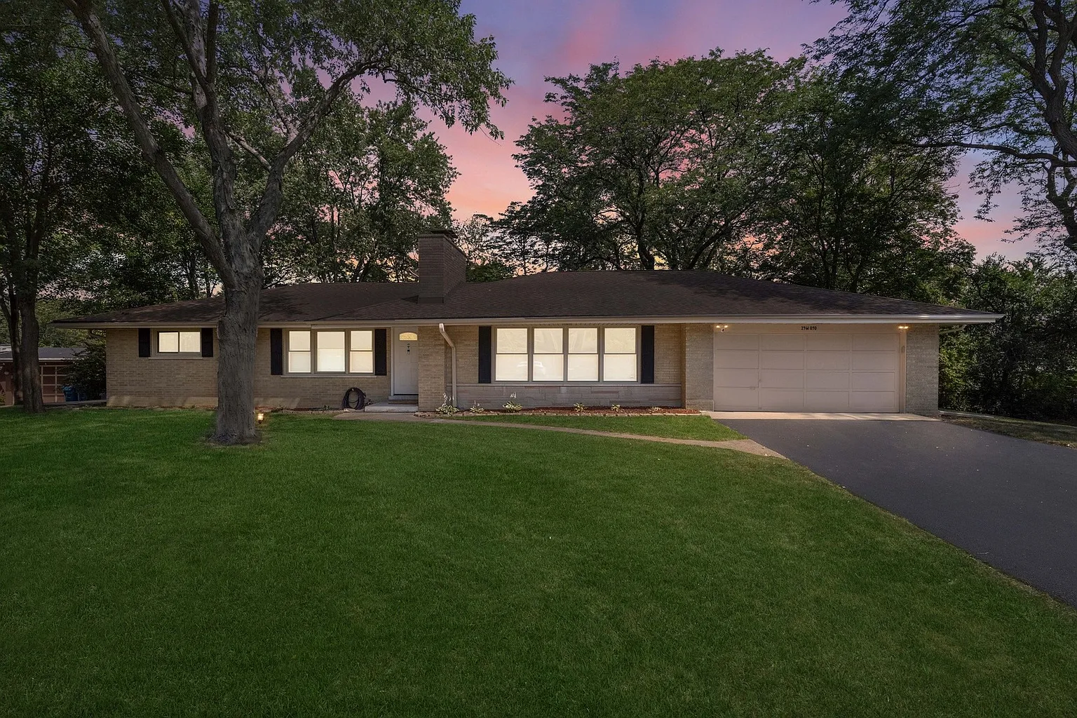 23W050 Hackberry Dr photo 1