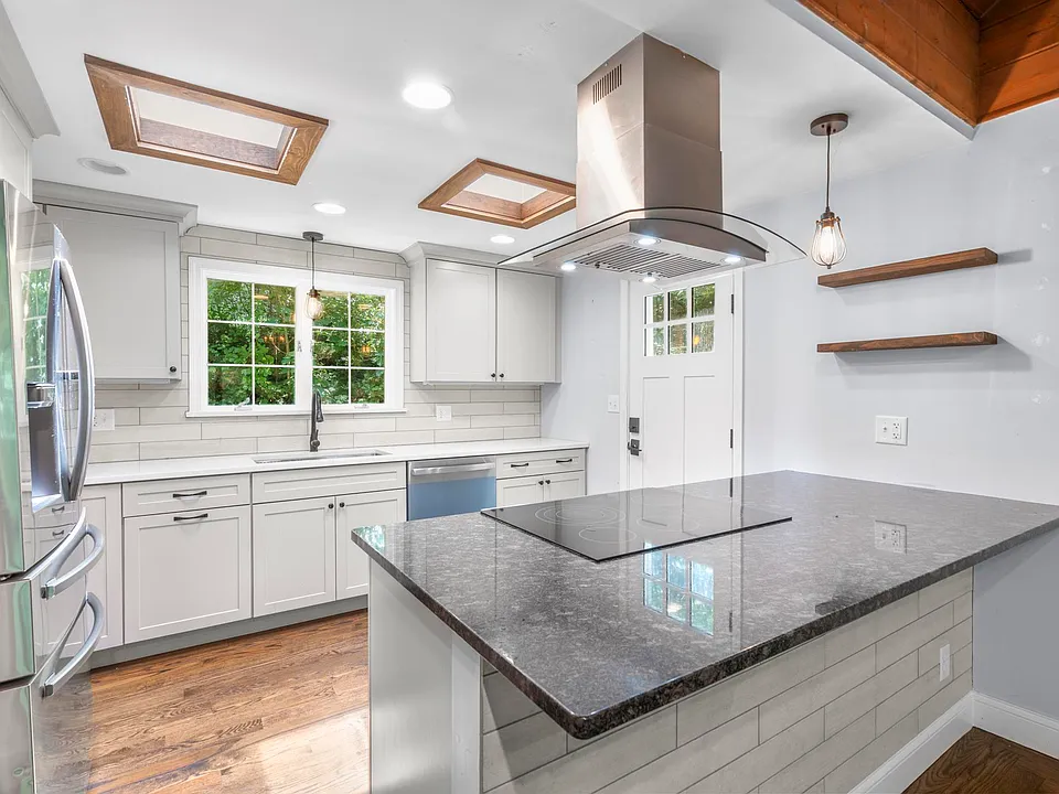 215 Manor Rd