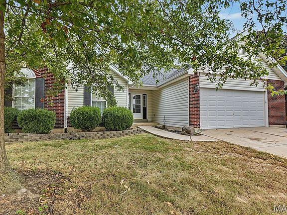 2nd image of 521 Sceptre Rd