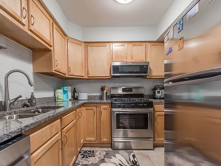 202 S Walton St #R-2B — Photo 2