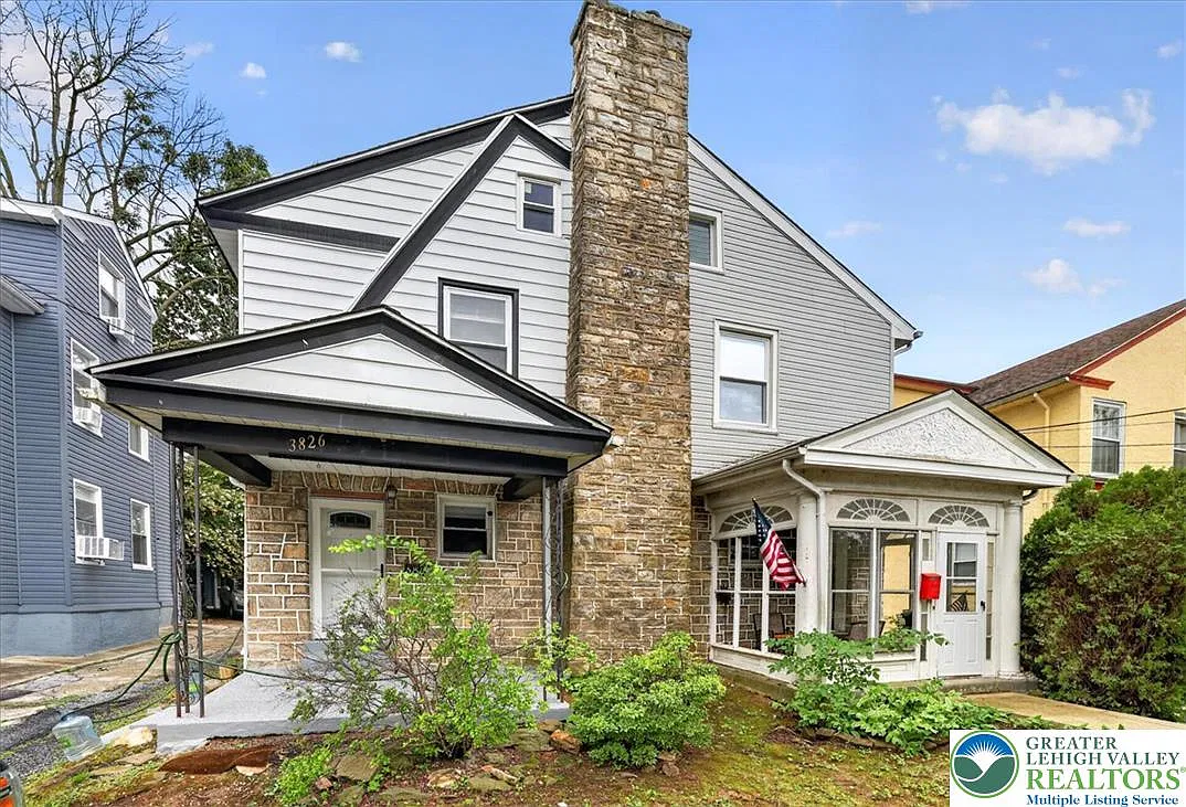 4 bed, 1.0 bath, 1637 sqft, $2,300 — Photo 1