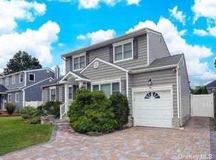 16 Hollyberry Rd, Plainview, NY 11803