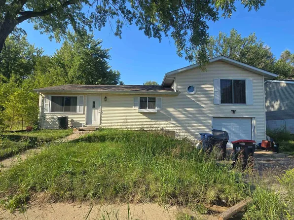 1125 Rosemary Rd, Pekin, IL 61554